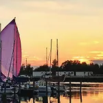 Am Yachthafen In *