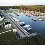 Am Yachthafen In *